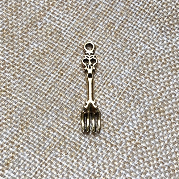 🔴 5 for $10 ONE Vintage Style Gold Tone Fork Pendant - Picture 1 of 3
